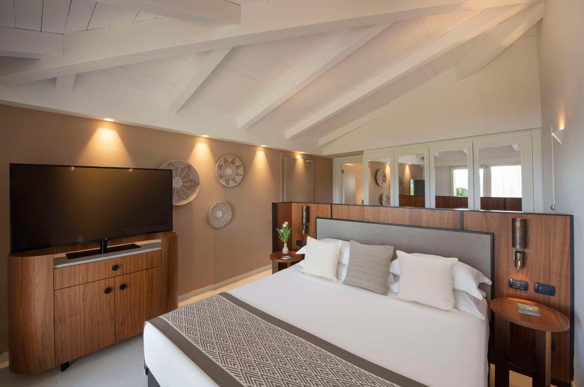 Resort Baia Di Sardinia, Curio Collection By Hilton