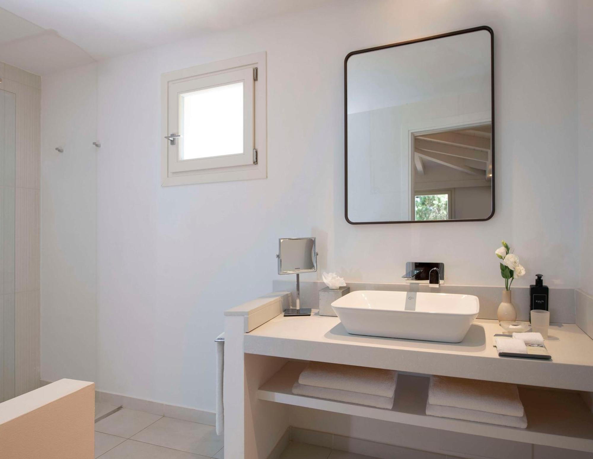 Baia Di Sardinia, Curio Collection By Hilton Resort Chia