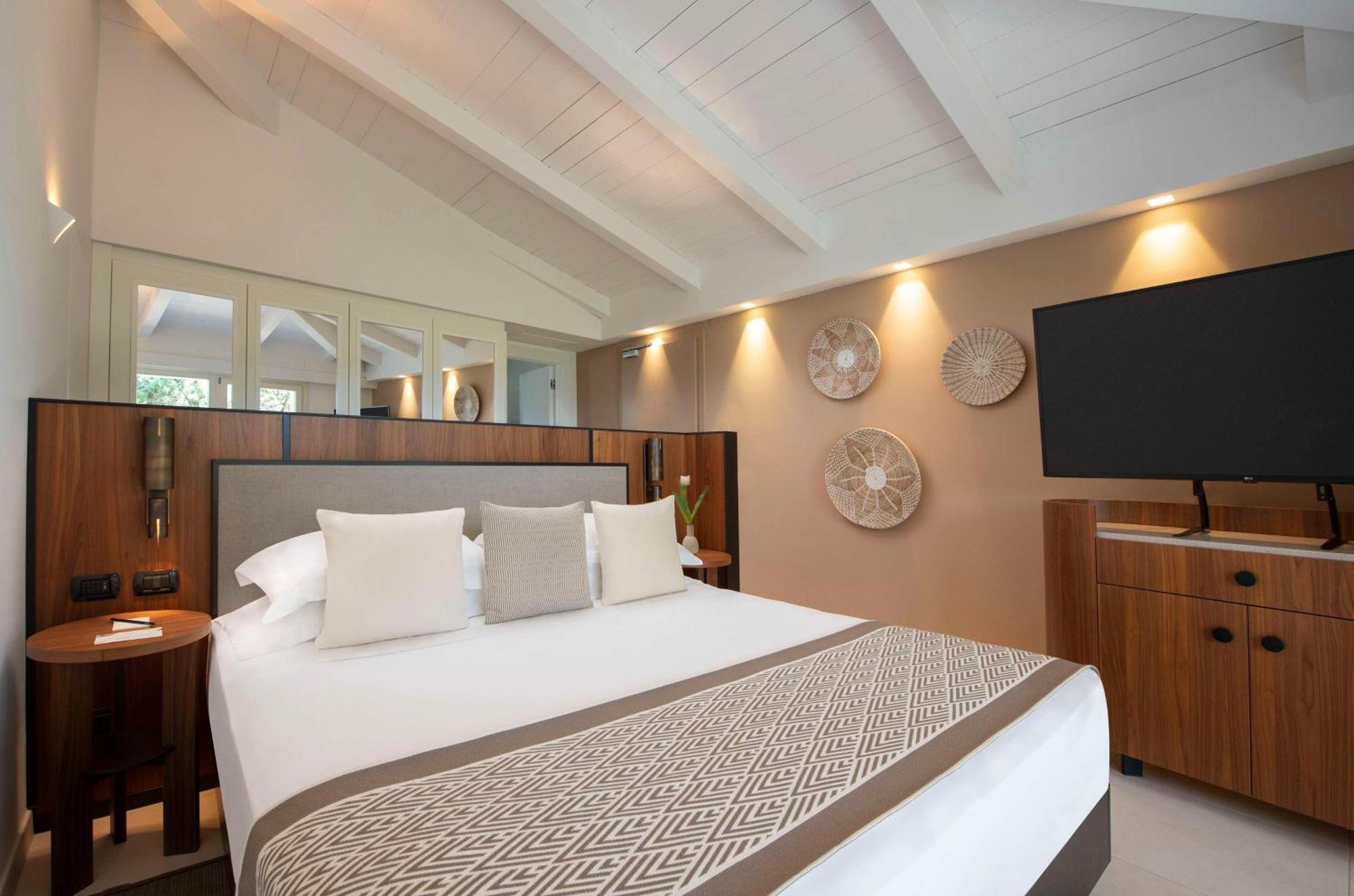 Resort Baia Di Sardinia, Curio Collection By Hilton Chia