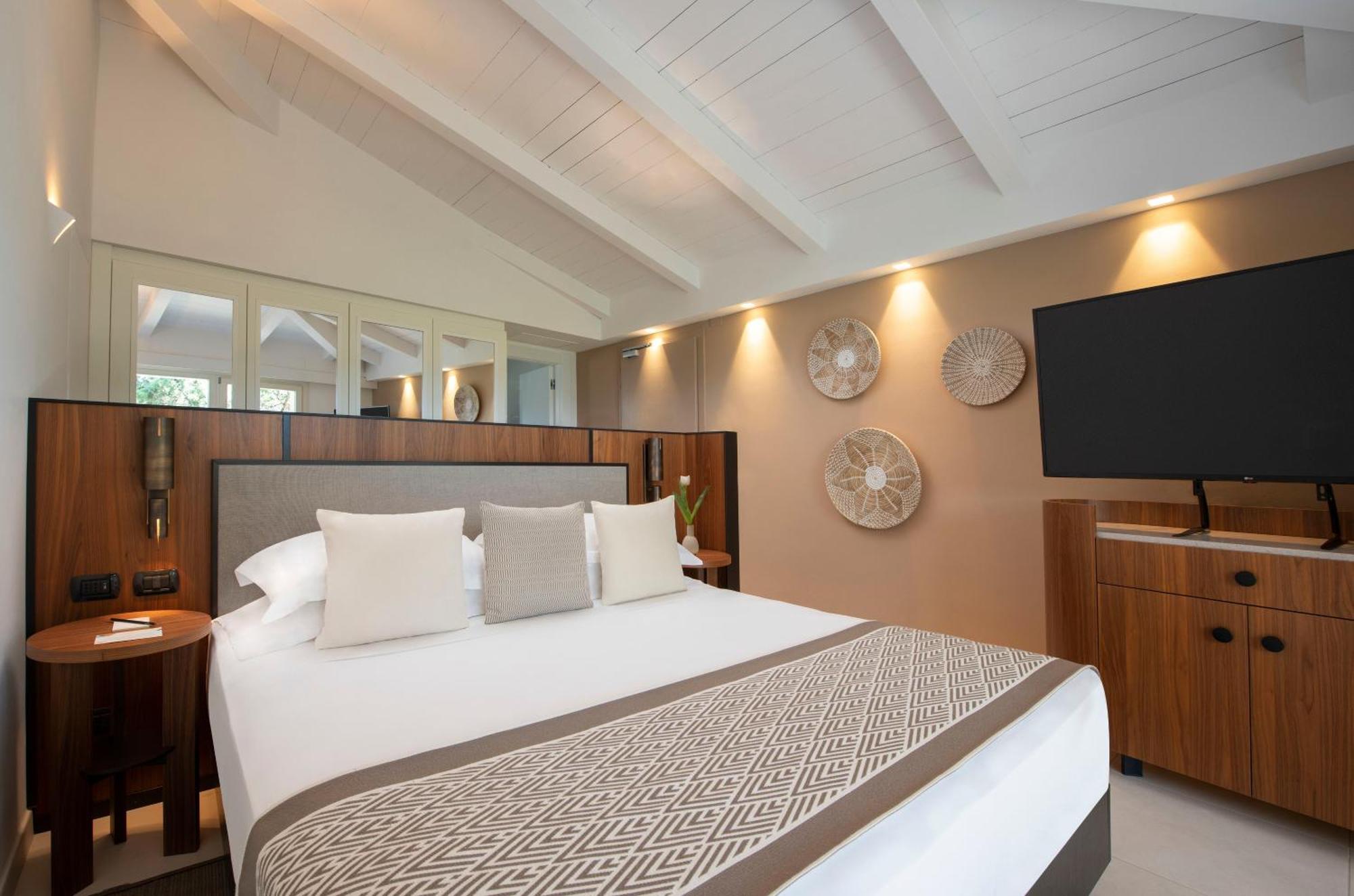Baia Di Sardinia, Curio Collection By Hilton Resort Chia
